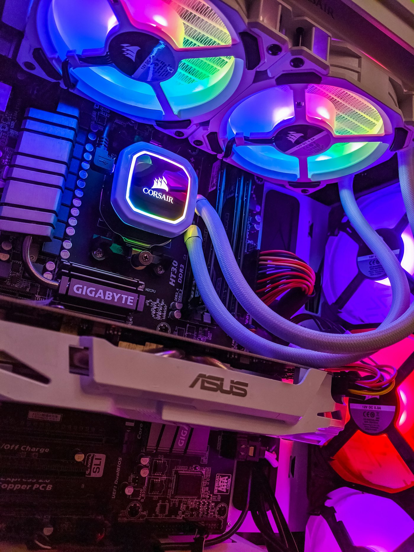 Interior de una computadora con refrigeración líquida